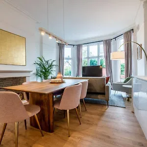 Spacious Designer Close To The River Dee Chester